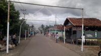 Sejumlah Warga Sedang Melakukan Pemasangan Lampu