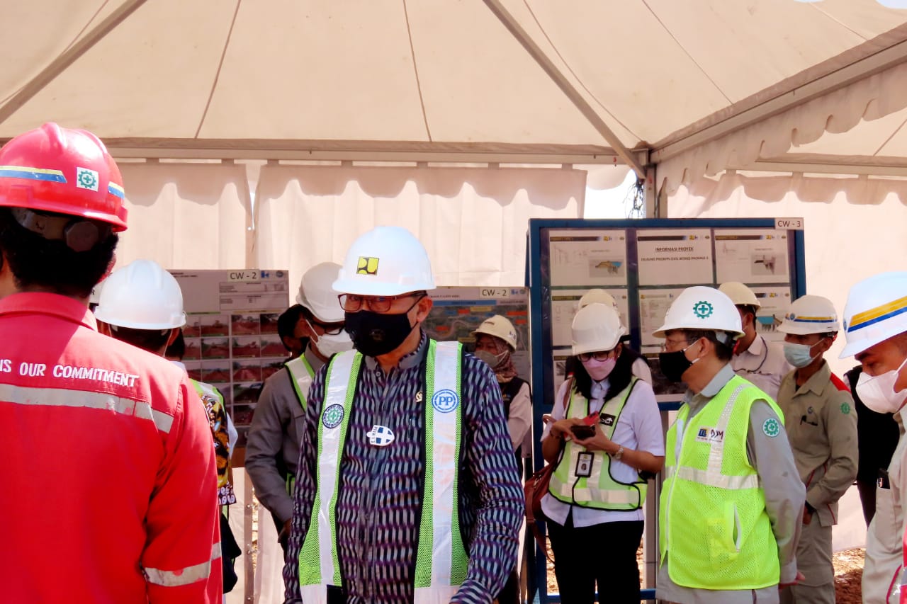 H2M Bersama Rombongan Saat Meninjau Lokasi Pembangunan