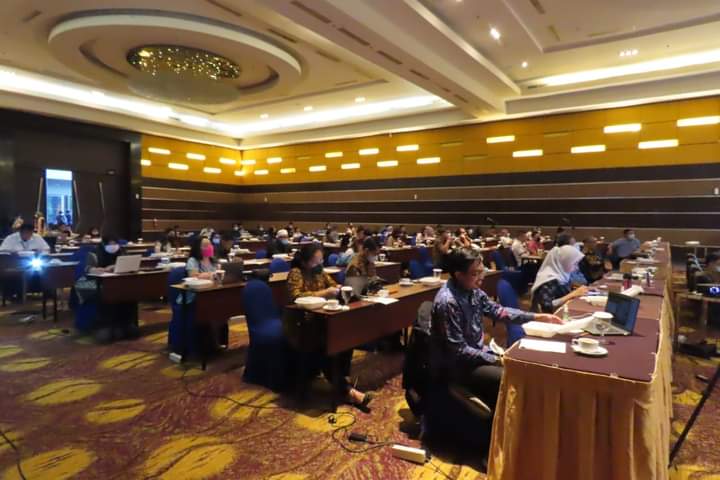 Peserta Kegiatan Sosialisasi Undang - undang Nomor 11 Tahun 2020 Tentang Cipta Kerja di Balroom Hotel Novotel, Manado, Jumat (18/06).