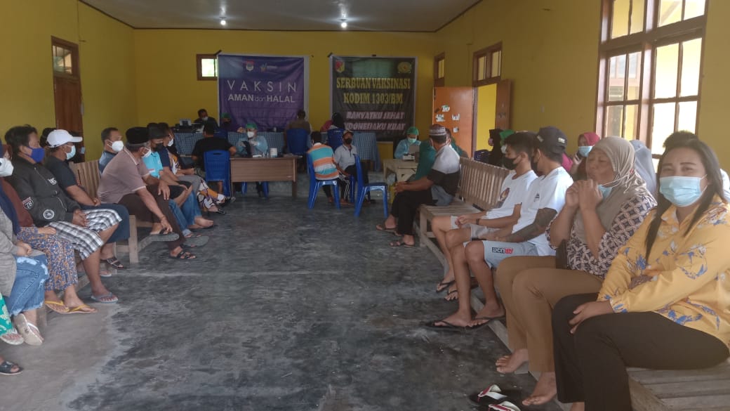 Pemdes Purworejo Timur Saat Berpartisipasi Melakukan Vaksin Bersama Masyarakat.