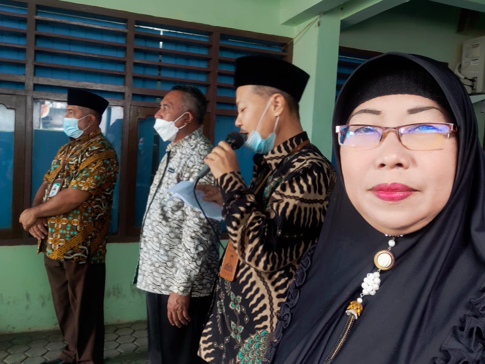Jajaran Kemenag Kotamobagu bersama keluarga saat penyembelihan hewan qurban.