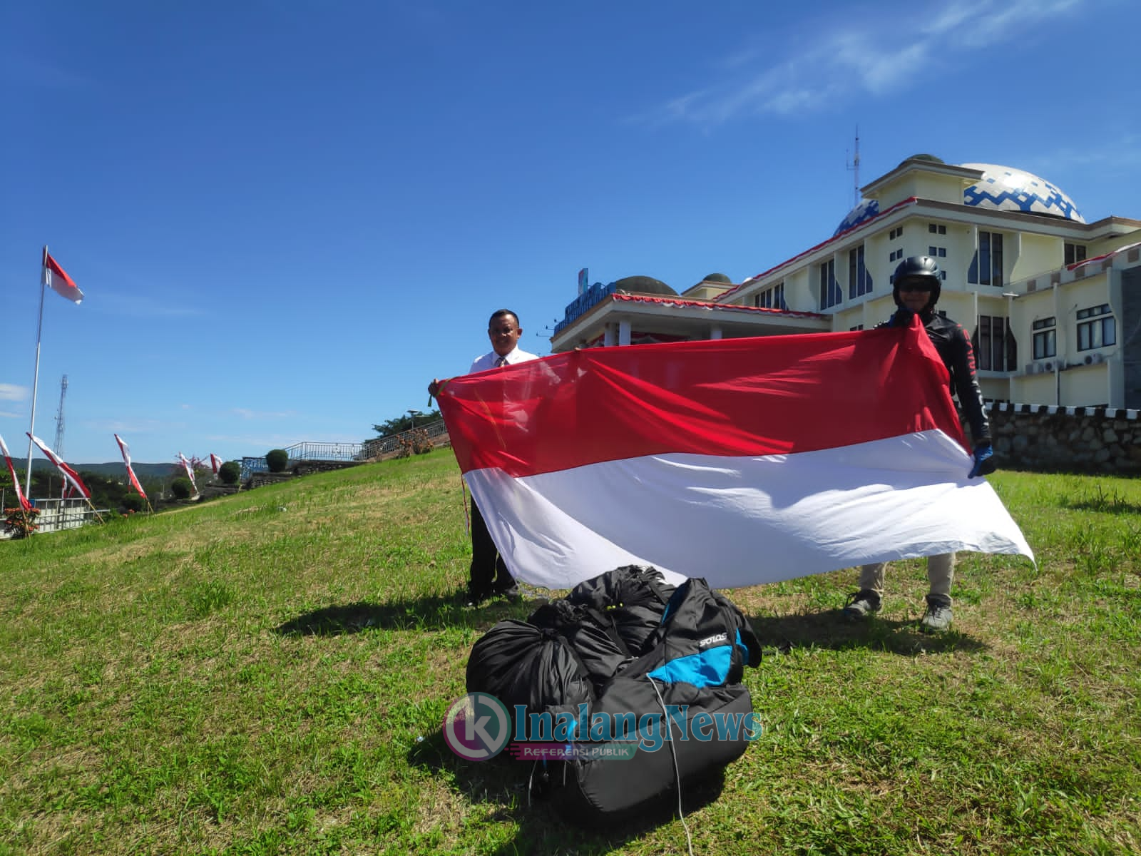 Kepala Dispar Boltim, Rizky Lamalut (Kiri) bersama Richardo Fernando, Pilot Paralayang (Kanan).