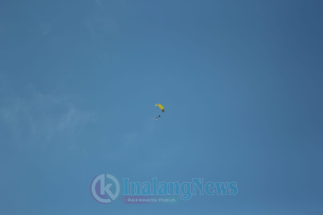 Richardo Fernando, Pilot Paralayang saat berada di ketinggian membawa bendera Merah Putih
