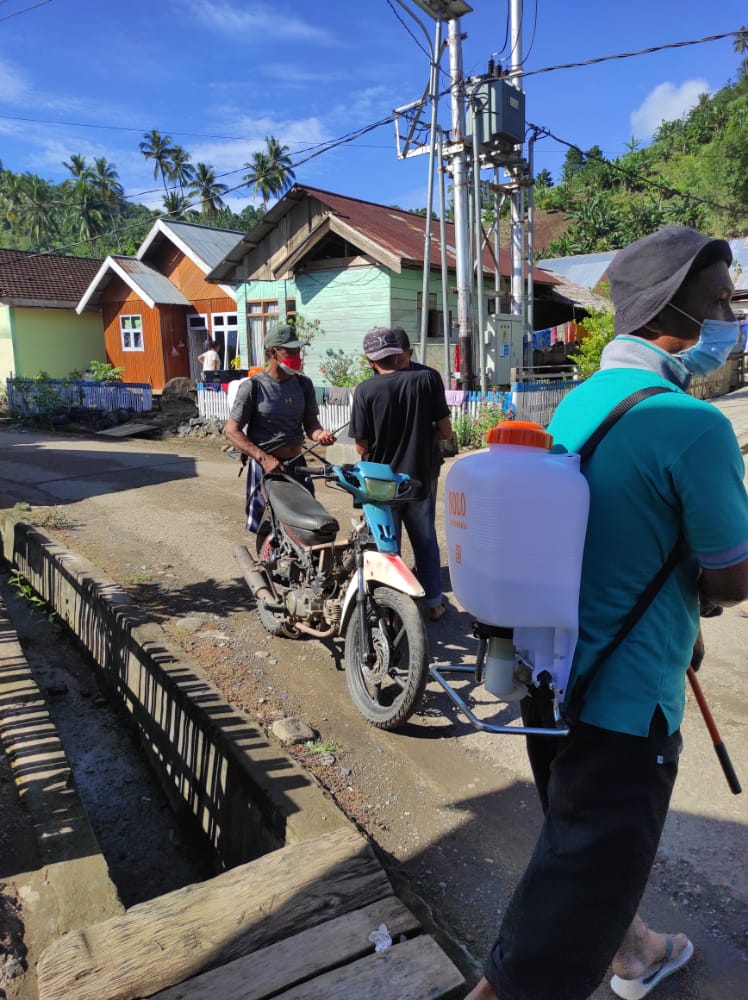 Pemdes Molobog Barat saat melakukan penyemprotan disinfektan.