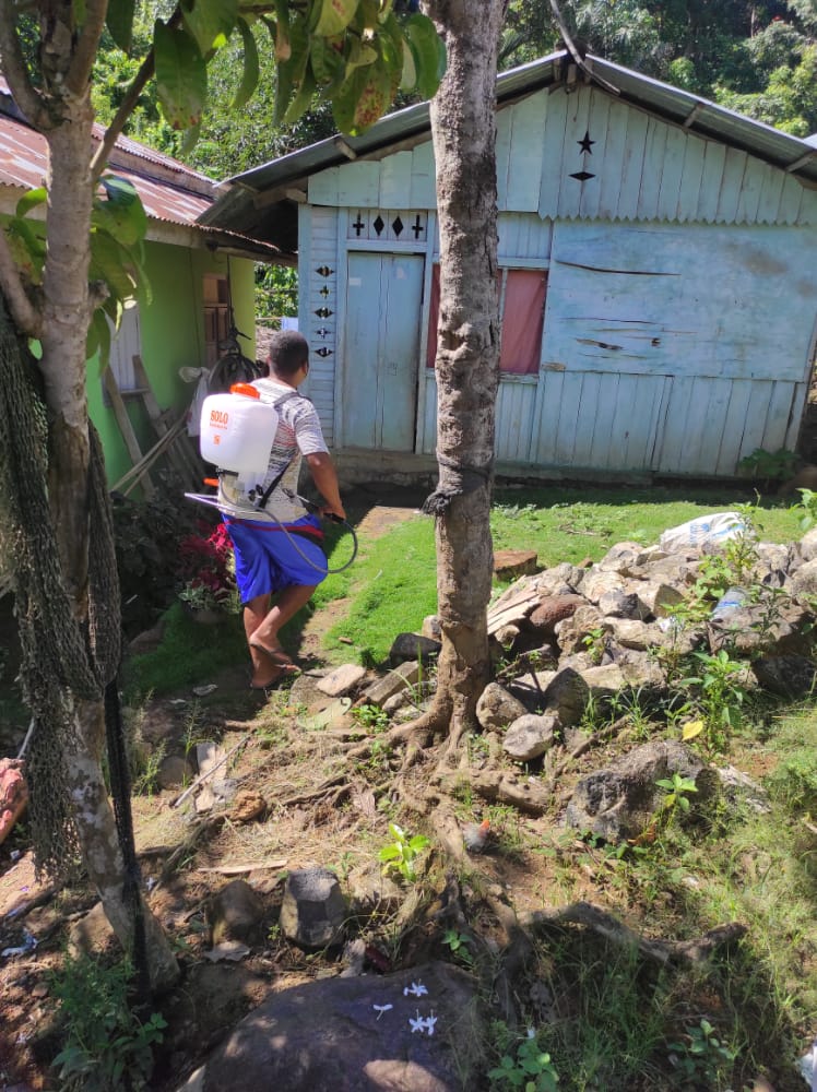 Penyemprotan disinfektan dirumah warga Desa Molobog Barat.