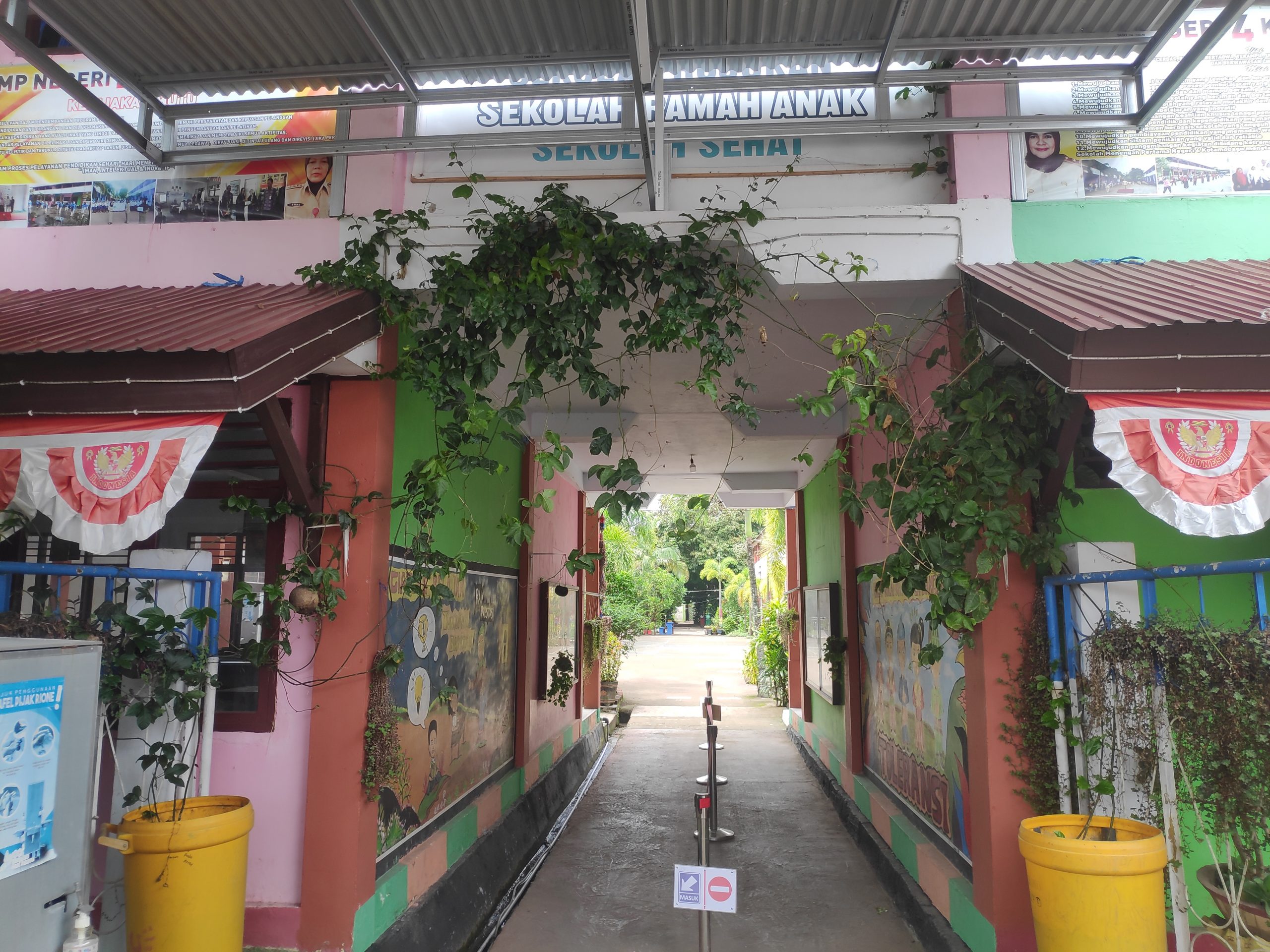 Gerbang SMPN 4 Kotamobagu.