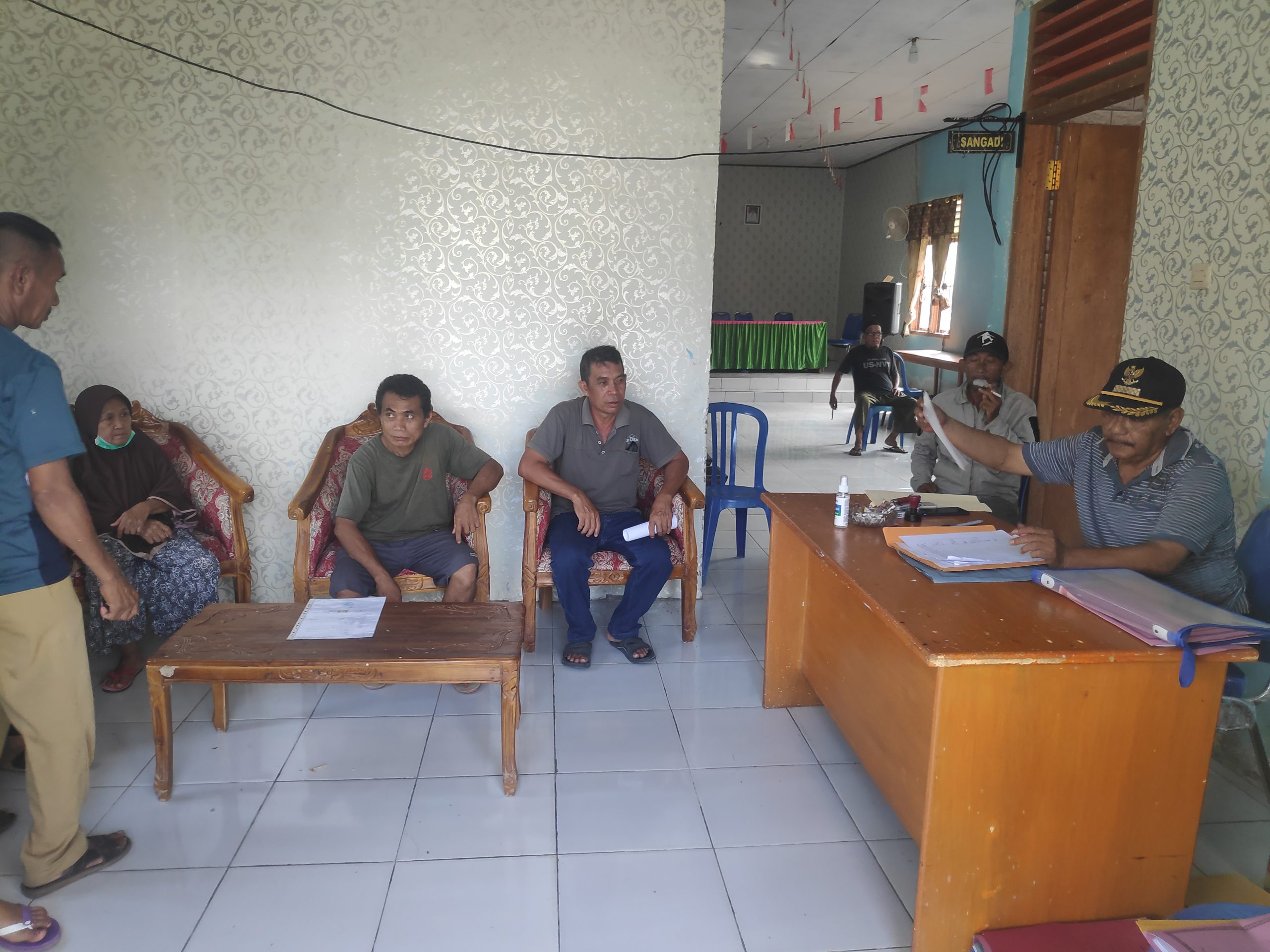 Penyerahan sertifikat di Kantor Desa Nuangan Satu.