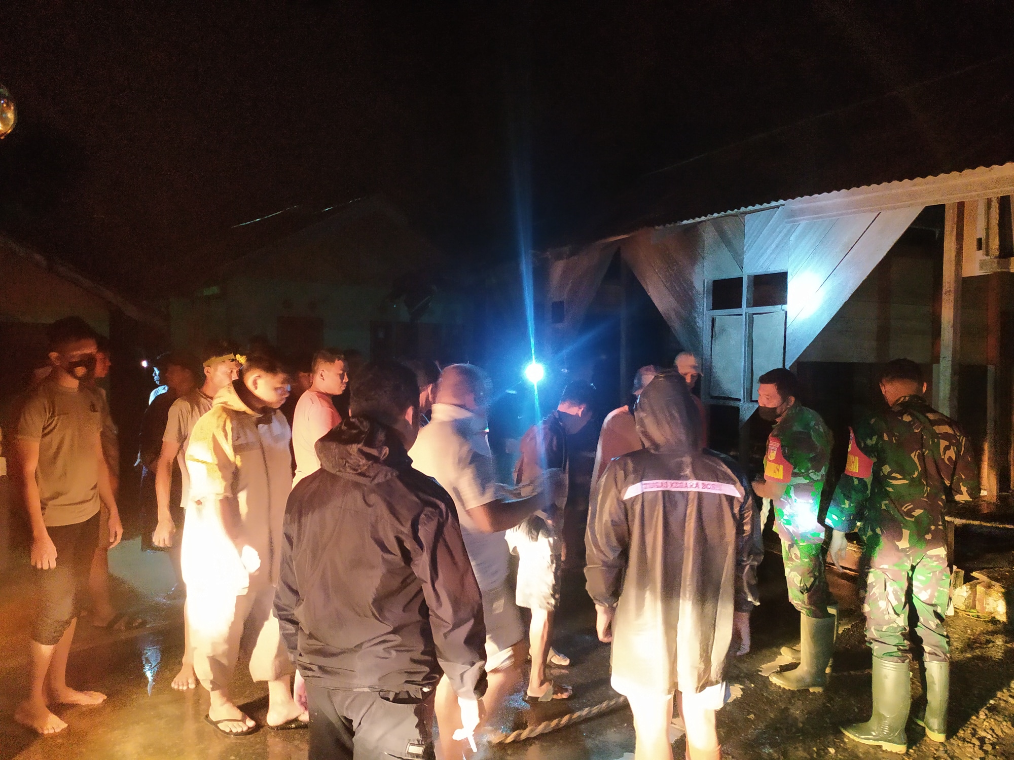 Proses Evakuasi Banjir Desa Motongkad Utara.