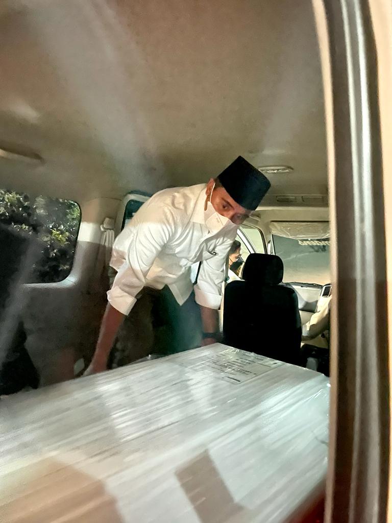 Bupati Boltim saat mengangkat Jenazah Almarhum ke Ambulans.