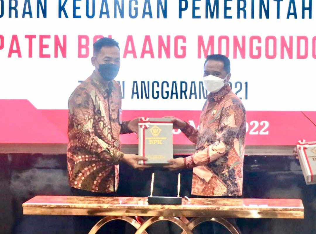 Bupati saat menerima penghargaan Opini WTP dari BPK.