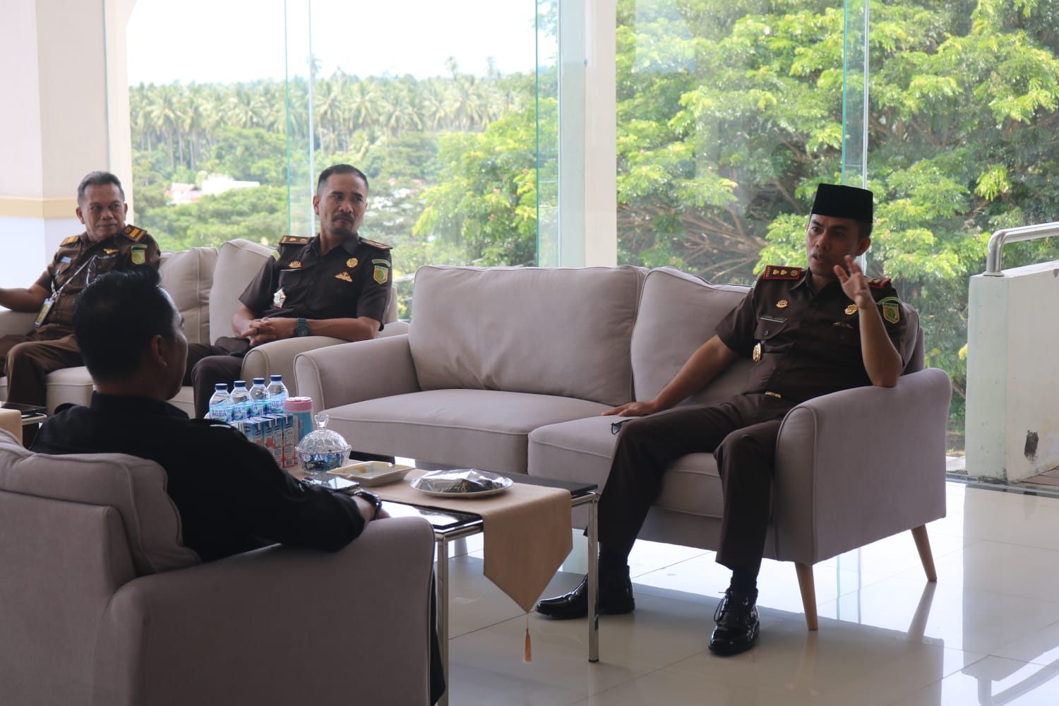 Kunjungan kerja Kajari Kotamobagu yang disambut hangat Bupati di ruang kerjanya.