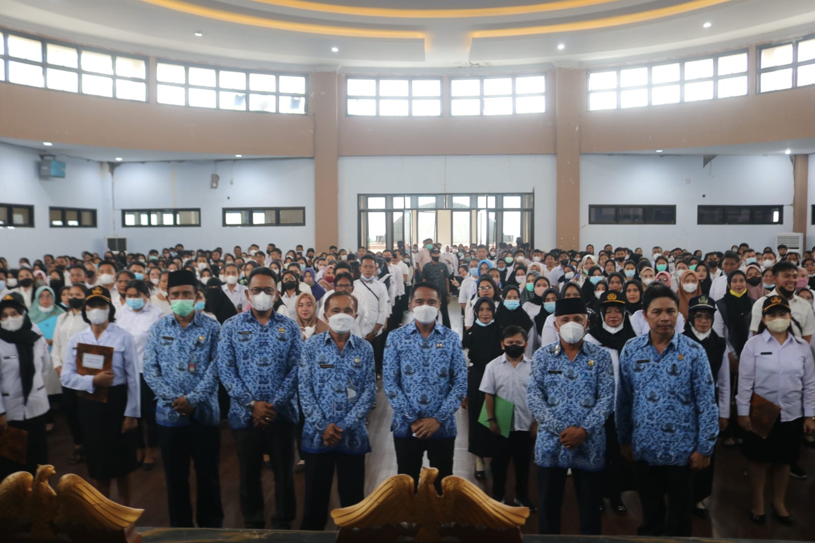 Foto bersama seluruh peserta penerima SK pendidik.