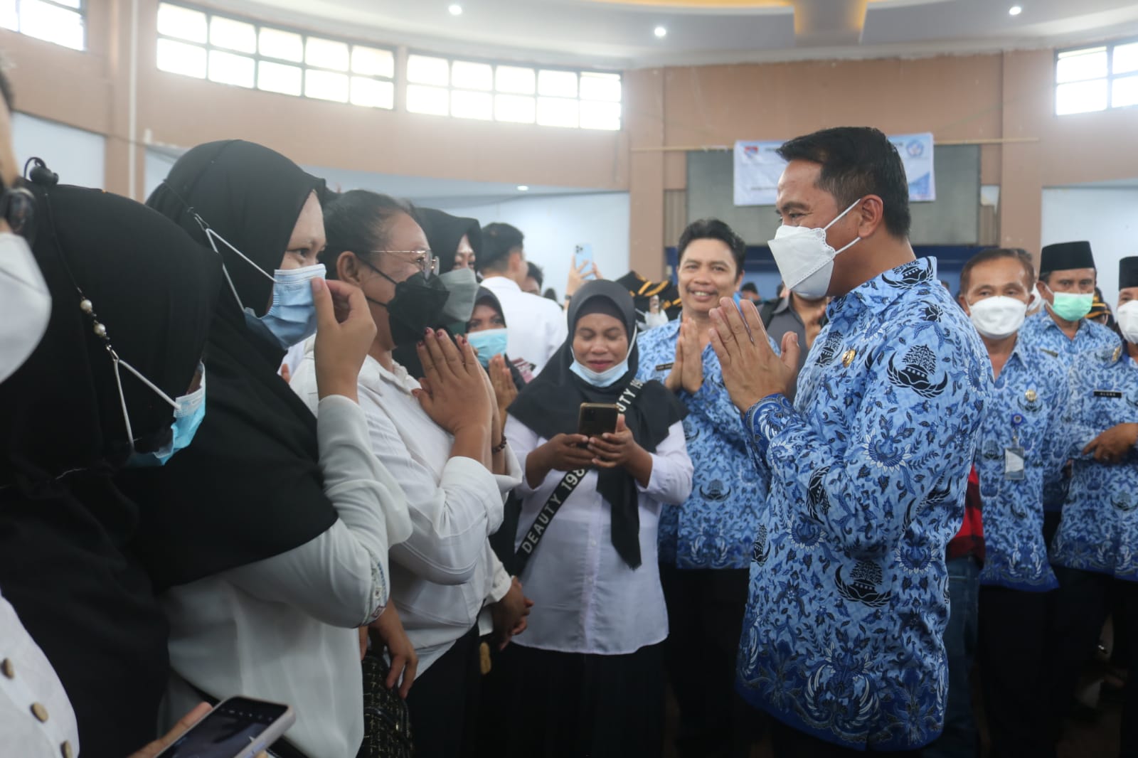 Bupati Boltim di hadapan peserta guru pendidik.