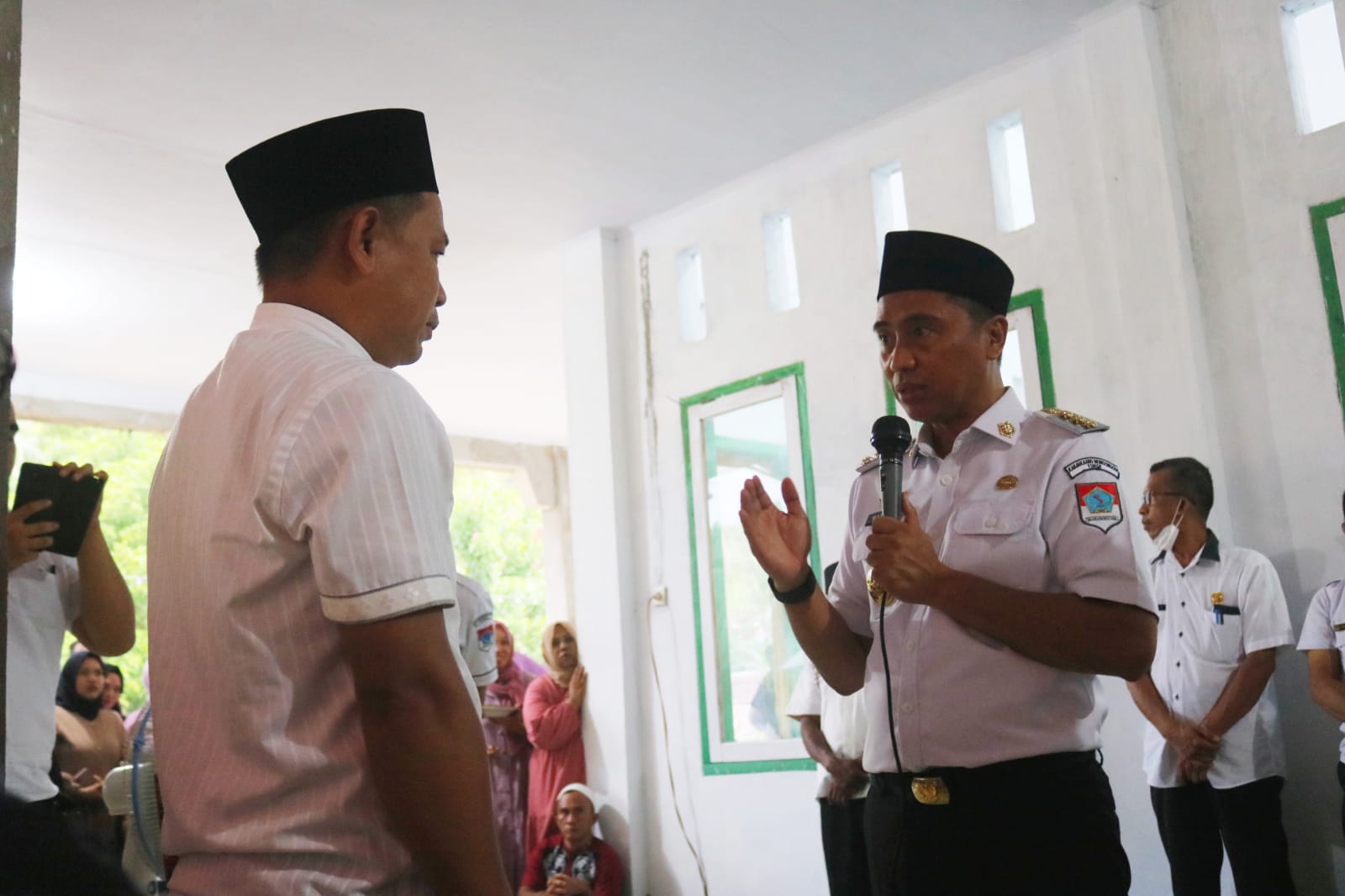Bupati saat melantik Mursid Mamonto sebagai Kepsek SD Negeri 1 Loyow.