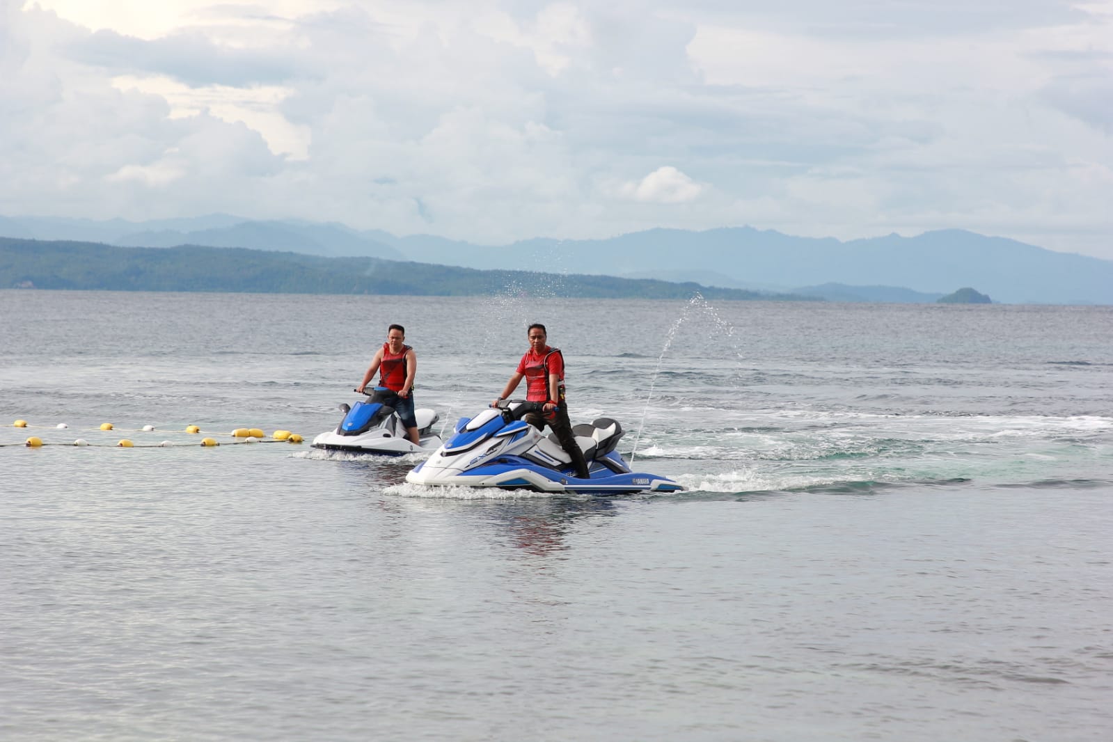 Bupati saat menikmati wisata Pantai Batu Buaya.