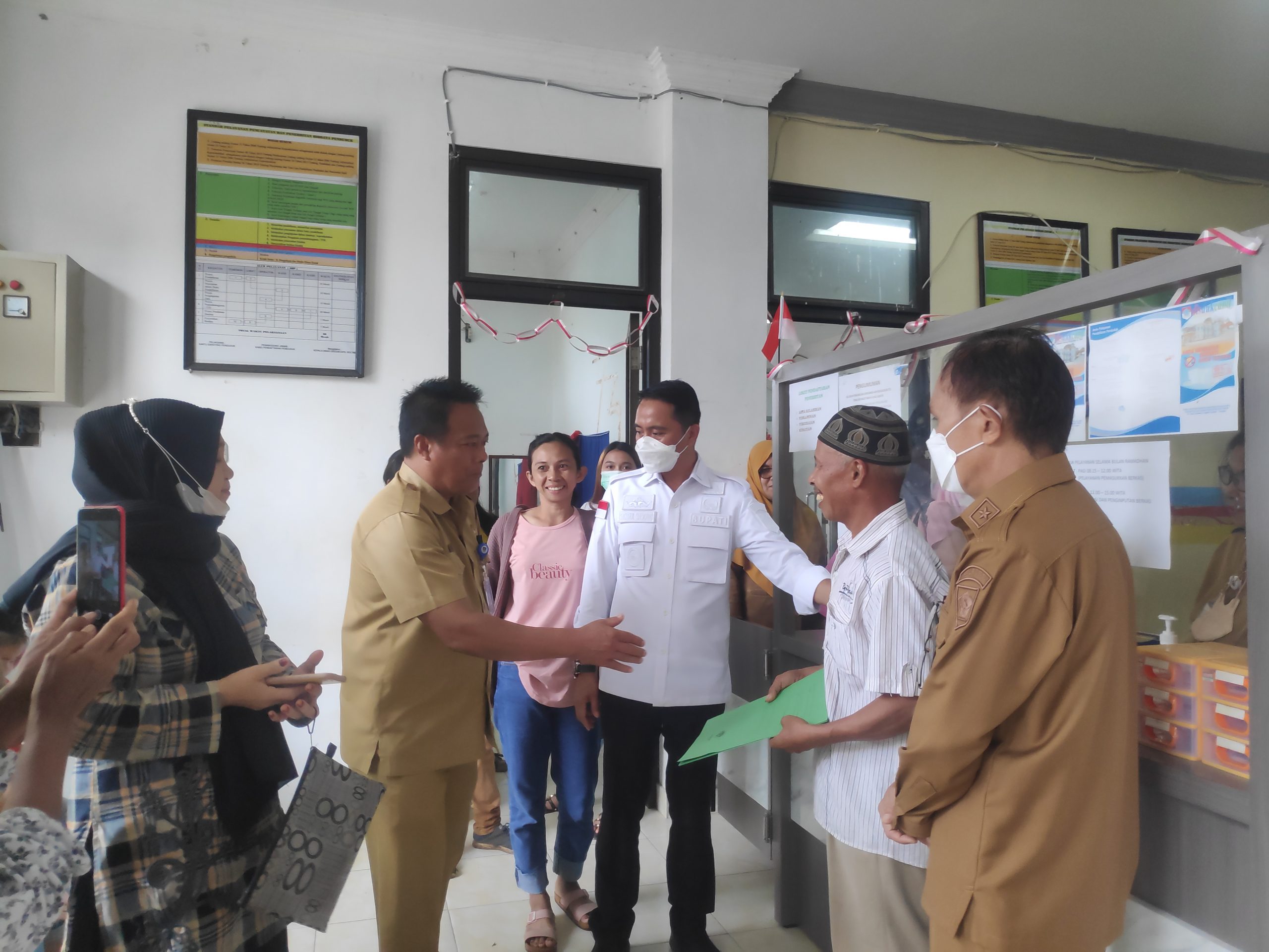 Bupati Boltim Saat Lakukan Sidak di Dinas Capil.