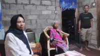 Ibu Ariani Mamonto bersama keluarga di Desa Moyongkota Baru. Ibu Ariani Mamonto bersama keluarga di Desa Moyongkota Baru.