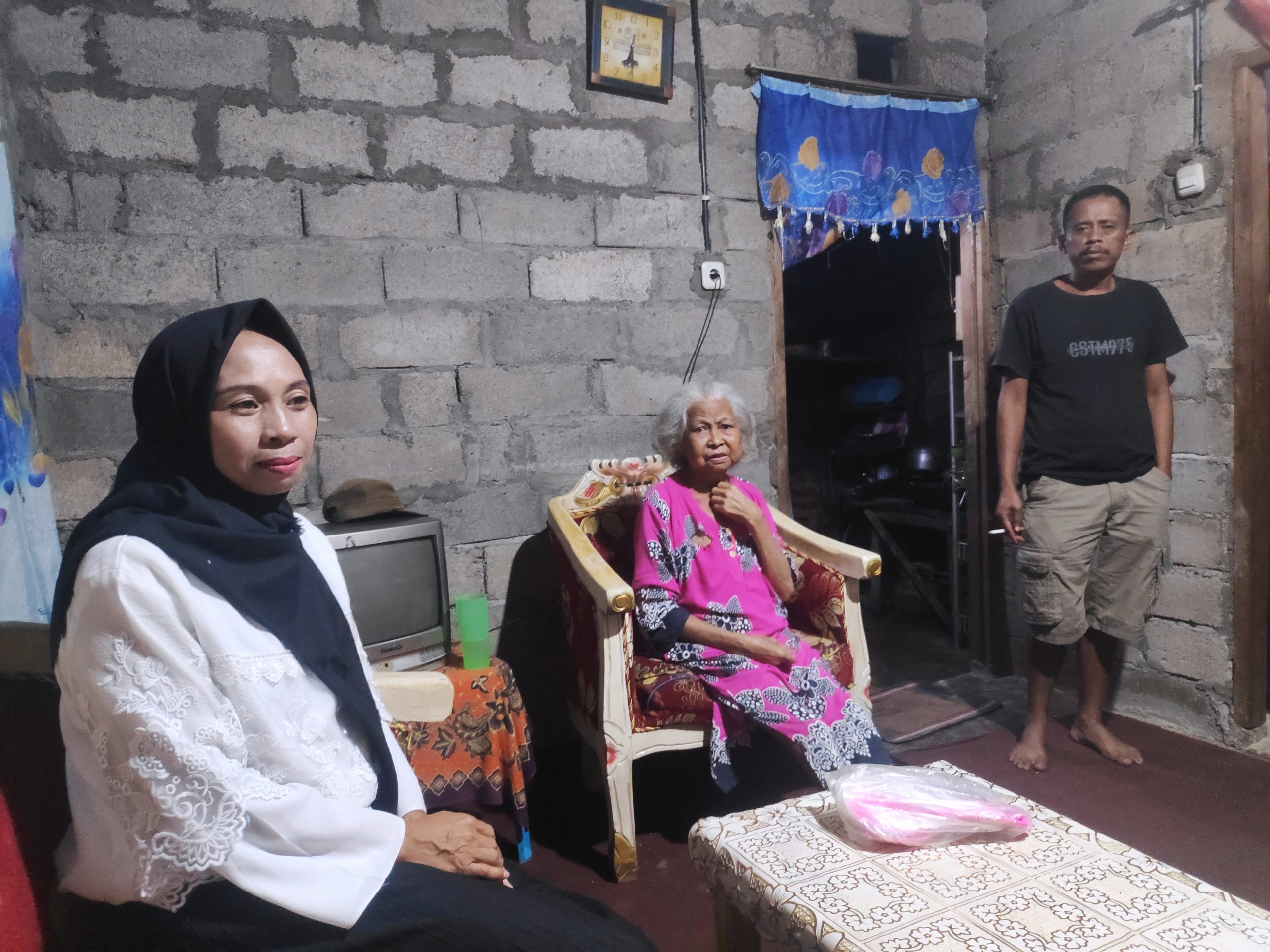Ibu Ariani Mamonto bersama keluarga di Desa Moyongkota Baru.