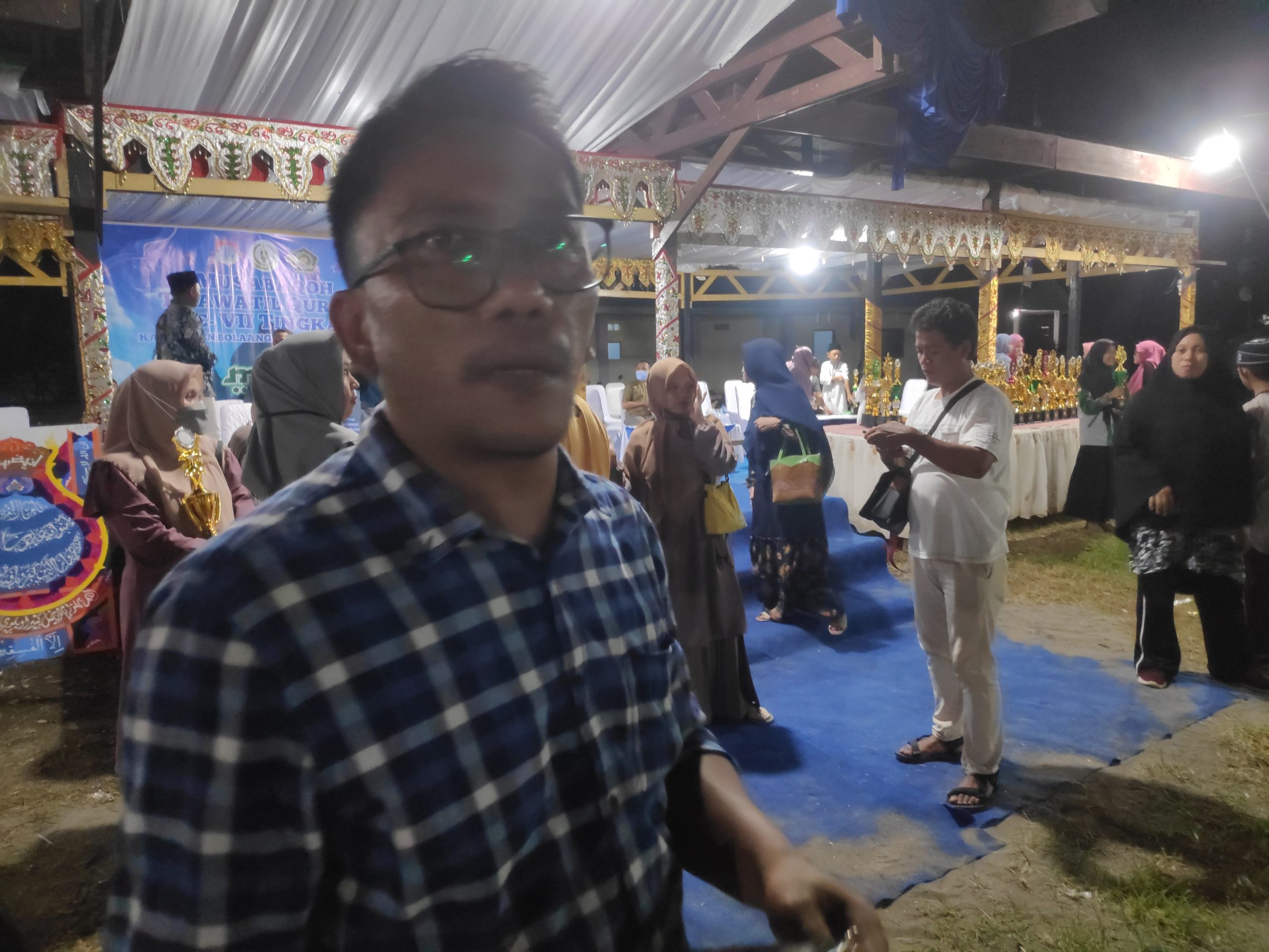 Sekcam, Kemi Mokoapa saat mendampingi khafilah Modayag Barat pada penutupan MTQ.