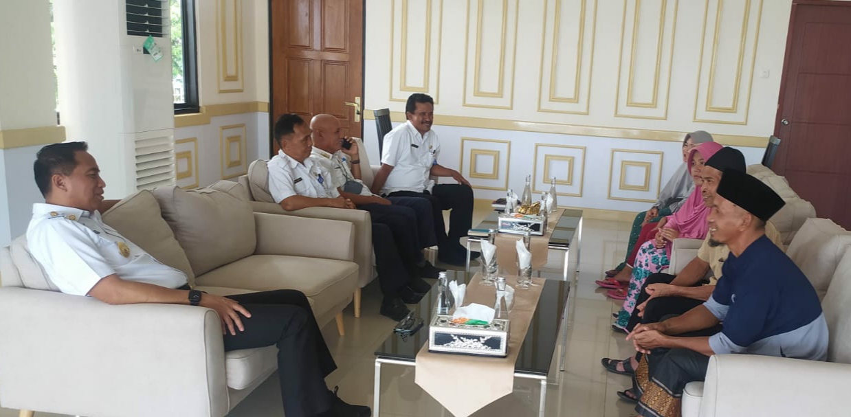 Bupati Boltim didampingi para asisten saat melepas Calon Jemaah Umroh. Bupati Boltim didampingi para asisten saat melepas Calon Jemaah Umroh.