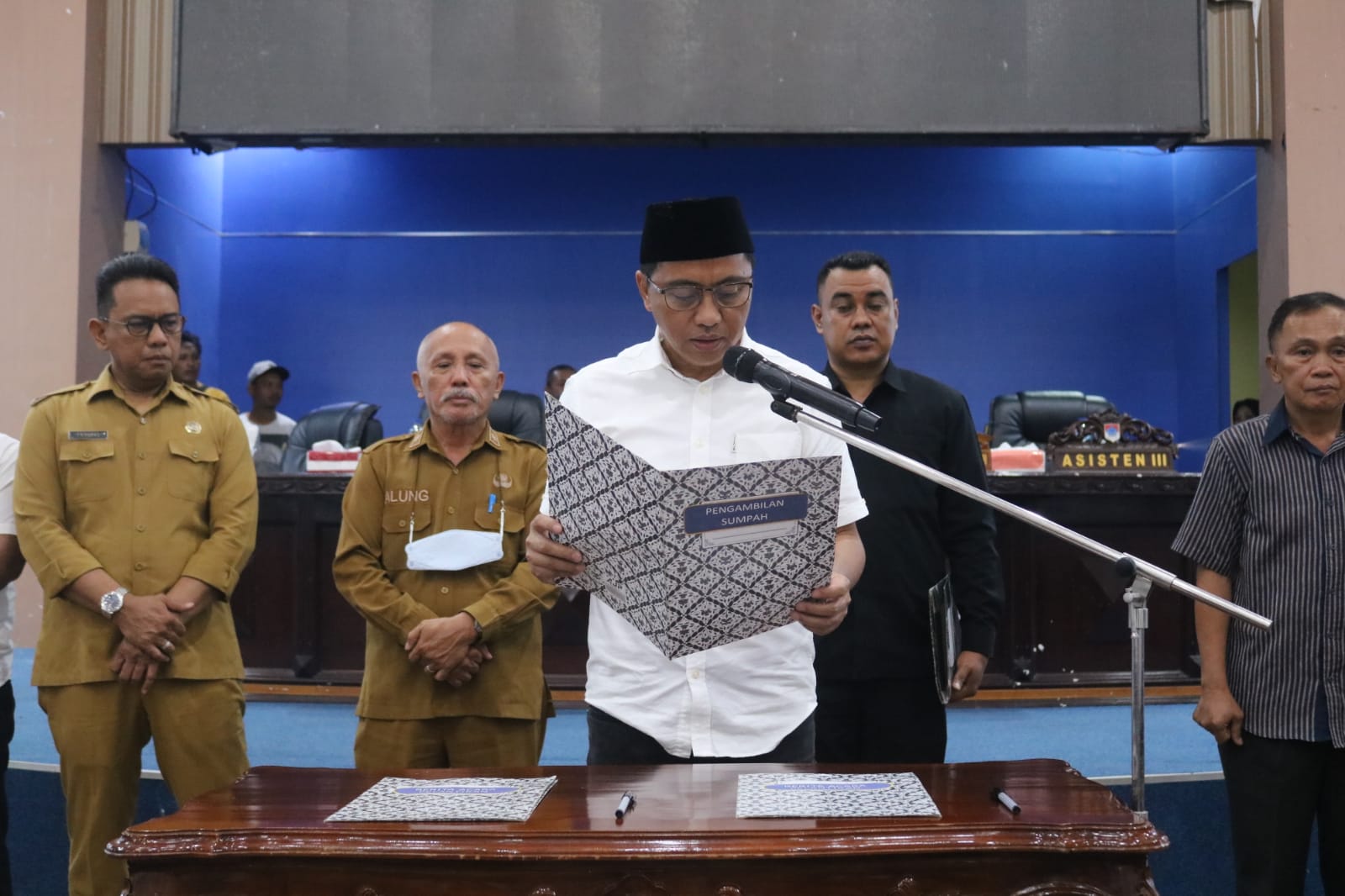 Bupati Boltim saat membacakan sumpah janji pada pelantikan pejabat fungsional.
