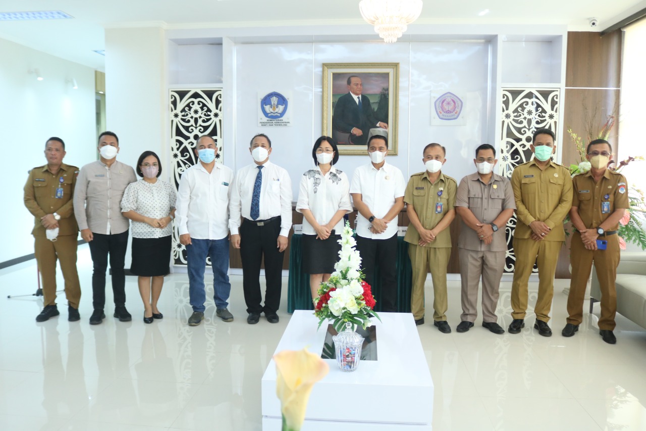 Pemkab dan Anggota DPRD Boltim bersama jajaran Unsrat. 