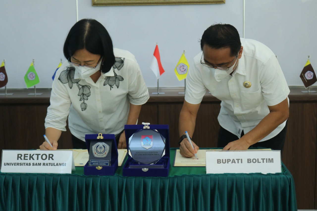 Bupati Boltim Bersama Rektor Unsrat Manado saat penandatanganan MoU.