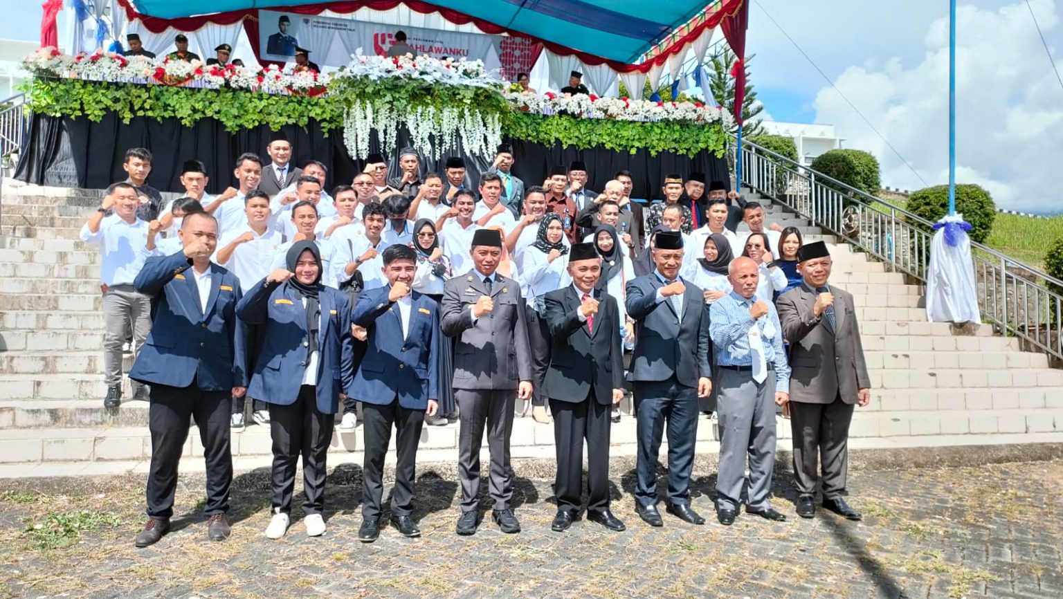 Foto-bersama-pengurus-Karang-Taruna-Boltim