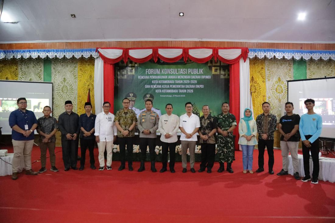 Foto bersama forum konsultasi publik rpjmd dan rkpd kota kotamobagu tahun 2025.