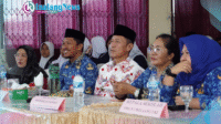Hardiknas Bupati Bolsel Iskandar Kamaru diantara para Guru SMA Negeri 1 Bolaang Uki mengikuti Zoom Meeting Hardiknas 2025 oleh Gubernur Sulut YSK.