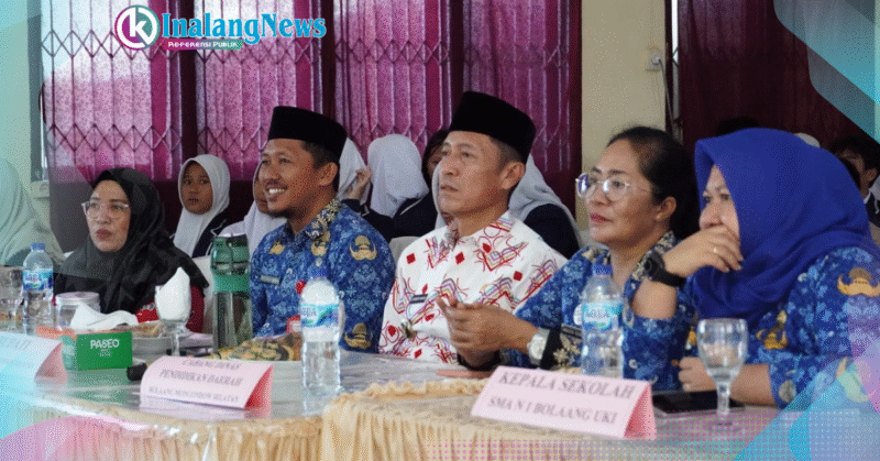 Hardiknas Bupati Bolsel Iskandar Kamaru diantara para Guru SMA Negeri 1 Bolaang Uki mengikuti Zoom Meeting Hardiknas 2025 oleh Gubernur Sulut YSK.