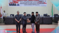 Paripurna LKJP Wawali Rendy saat menerima SK rekomendasi pansus saat peripurna LKPJ Walikota Tahun Anggaran 2024.