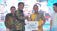 bantuanpemprov gubernur yulius selvanus saat menyerahkan bantuan pemrpov sulut yang diterima langsung oleh walikota weny gaib.