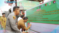 KampungNarkoba Kapolres AKBP. Irwanto dan Walikota dr. Weny Gaib, saat penetapan Kampung Bebas Narkoba di Kelurahan Molinow.