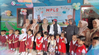 PAUDMPLS-A DIkbud Bolsel Dalam Kunjungan Bunda PAUD Selvian Kamaru Manoppo saat MPLS