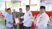 PltASISTENIII Wakil Bupati Bolsel Deddy Abdul Hamid menyerahkan SK Plt Asisten III Bidang Administrasi Umum ke Rikson Paputungan Kepala Bappeda.