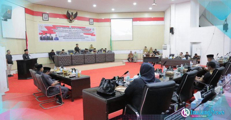 Walikota Weny Gaib menyampaikan produk hukum pemerintah dalam agenda paripurna DPRD Kotamobagu.