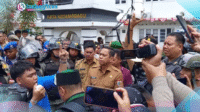 Walikota dan Wakil Walikota Saat Demo Walikota dan Wakil Walikota, Weny Gaib dan Rendy Mangkat mencermati aksi demo mahasiswa kotamobagu