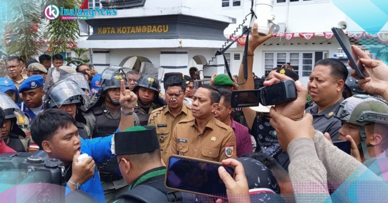 Walikota dan Wakil Walikota, Weny Gaib dan Rendy Mangkat mencermati aksi demo mahasiswa kotamobagu