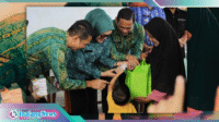 Bantuan Stunting Walikota Weny Gaib saat memberikan bantuan terhadap balita stunting