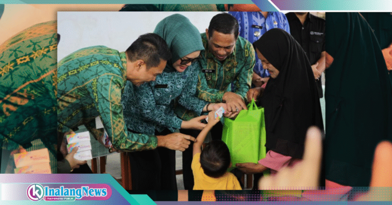 Walikota Weny Gaib saat memberikan bantuan terhadap balita stunting