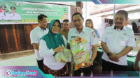 Walikota Weny saat meninjau operasi Pasar Murah di Desa Pontodon