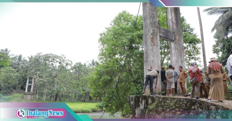 Walikota weny Gaib saat meninjau kondisi Jembatan Monsi yang ambruk