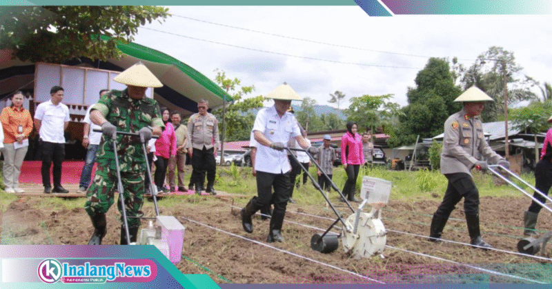 Walikota Weny dan Kapolres Kotamobagu saat penanaman jagu program ketahanan pangan