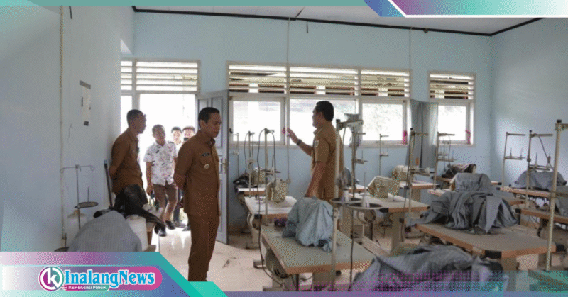 Walikota di Disnaker Kotamobagu Walikota dr. Weny Gaib meninjau fasilitas pelaihan kerja Disnaker Kotamobagu